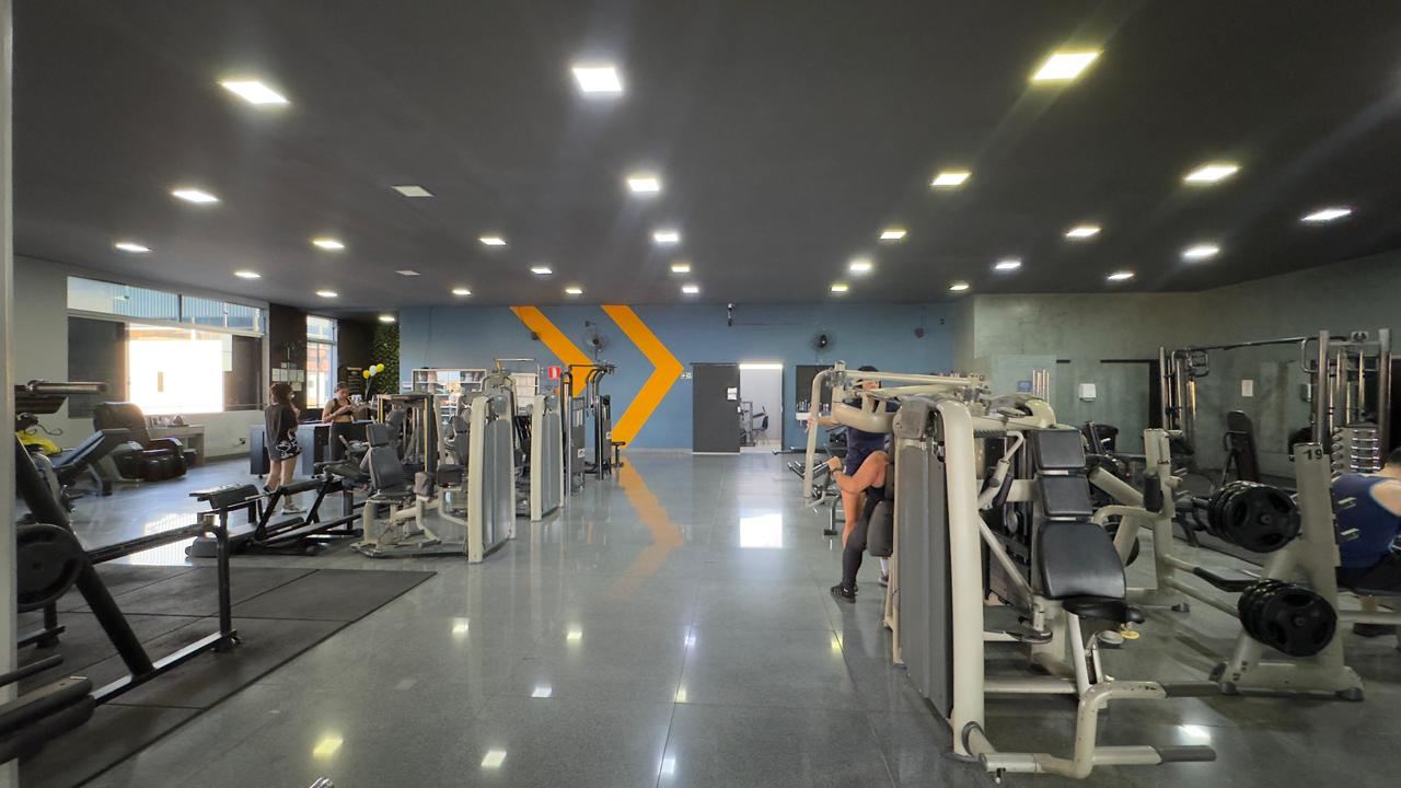 Salão de musculação amplo