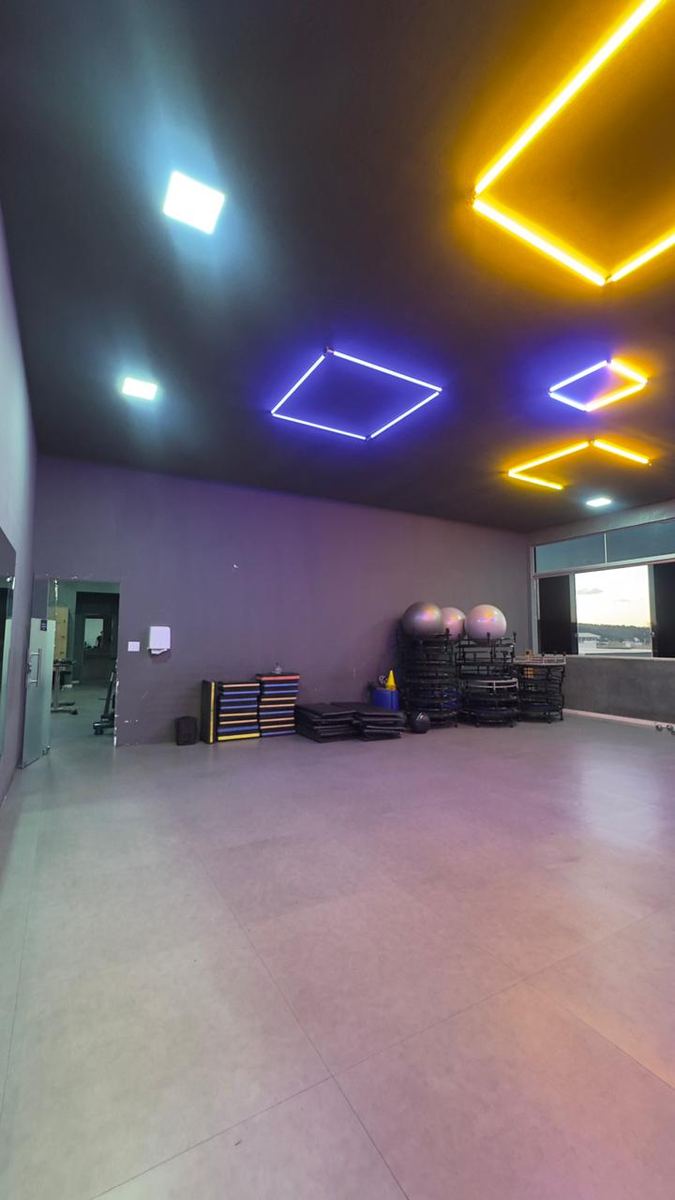 Sala de aulas coletivas com LED